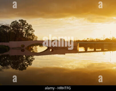 Ansicht des Flusses Areco und die alte Brücke bei Sonnenuntergang, San Antonio de Areco, Provinz Buenos Aires, Argentinien Stockfoto