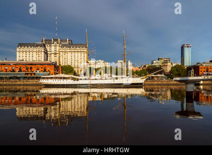 Blick auf Puerto Madero und das Museum Schiff ARA Presidente Sarmiento, Stadt Buenos Aires, Provinz Buenos Aires, Argentinien Stockfoto