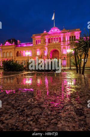 Twilight-Ansicht der Casa Rosada auf der Plaza de Mayo, Monserrat, Stadt Buenos Aires, Provinz Buenos Aires, Argentinien Stockfoto