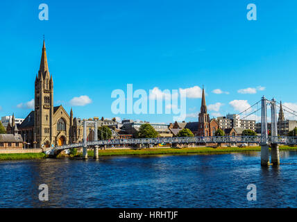 Blick auf die Greig Street Bridge und der freie Nordkirche, Inverness, Highlands, Schottland, Vereinigtes Königreich Stockfoto