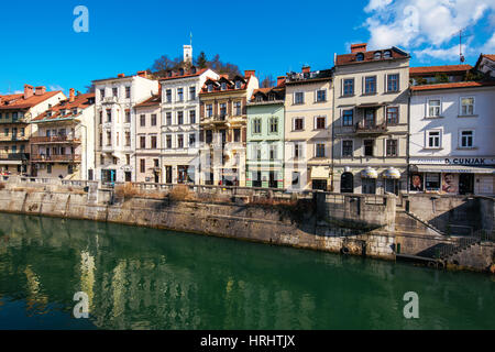 LJUBLJANA, Slowenien - 19. Februar 2017: Cankarjevo Nabrezje, schöne Promenade in der Nähe Fluss Ljubljanica in Ljubljana, der Hauptstadt Sloweniens, berühmt Stockfoto