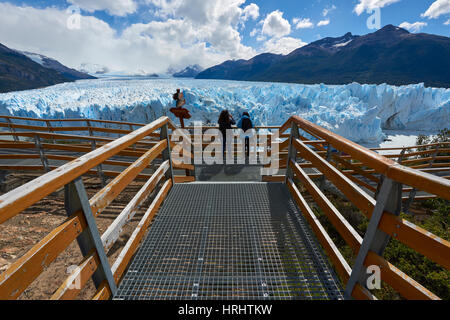 Zwei Besucher am Perito-Moreno-Gletscher im Nationalpark Los Glaciares, UNESCO, Patagonien, Argentinien Stockfoto