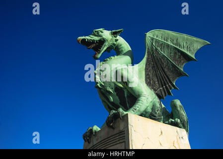 LJUBLJANA, Slowenien - 19. Februar 2017: Statue auf Dragon Bridge über den Fluss Ljubljanica in Ljubljana, Hauptstadt von Slowenien. Es hieß ursprünglich die Stockfoto