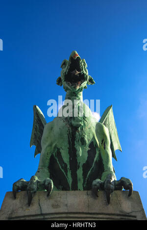 LJUBLJANA, Slowenien - 19. Februar 2017: Statue auf Dragon Bridge über den Fluss Ljubljanica in Ljubljana, Hauptstadt von Slowenien. Es hieß ursprünglich die Stockfoto