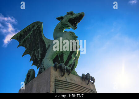 LJUBLJANA, Slowenien - 19. Februar 2017: Statue auf Dragon Bridge über den Fluss Ljubljanica in Ljubljana, Hauptstadt von Slowenien. Es hieß ursprünglich die Stockfoto