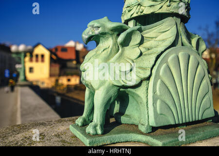 LJUBLJANA, Slowenien - 19. Februar 2017: Statue auf Dragon Bridge über den Fluss Ljubljanica in Ljubljana, Hauptstadt von Slowenien. Es hieß ursprünglich die Stockfoto