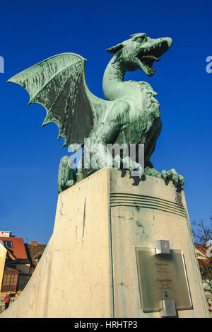 LJUBLJANA, Slowenien - 19. Februar 2017: Statue auf Dragon Bridge über den Fluss Ljubljanica in Ljubljana, Hauptstadt von Slowenien. Es hieß ursprünglich die Stockfoto