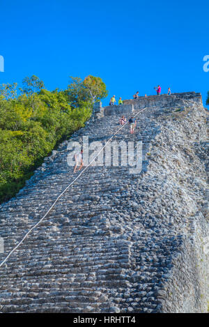 Touristen Klettern Tempel, Nohoch Mul Tempel, Coba, Quintana Roo, Mexiko, Nordamerika Stockfoto