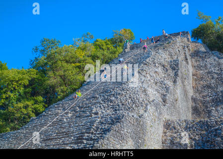 Touristen, die den Tempel Klettern, Nohoch Mul Tempel, Coba, Quintana Roo, Mexiko, Nordamerika Stockfoto
