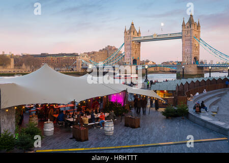 Weihnachtsmarkt, Schaufel und der Tower Bridge, South Bank, London, England, Vereinigtes Königreich Stockfoto