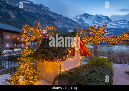 Weihnachtsbeleuchtung in der Nähe von Dorfstrasse in Wengen, Jungfrauregion, Berner Oberland, Schweizer Alpen, Schweiz Stockfoto