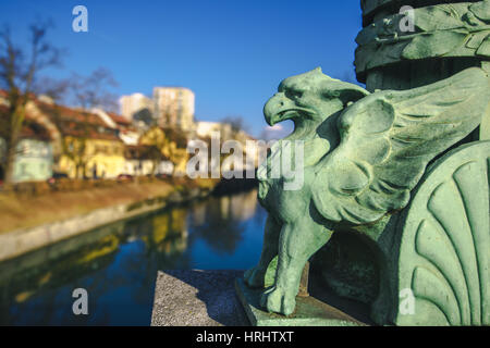 LJUBLJANA, Slowenien - 19. Februar 2017: Statue auf Dragon Bridge über den Fluss Ljubljanica in Ljubljana, Hauptstadt von Slowenien. Es hieß ursprünglich die Stockfoto