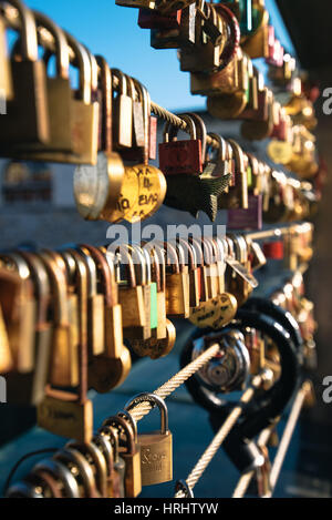 LJUBLJANA, Slowenien - 19. Februar 2017: Liebe Vorhängeschlösser auf Metzgerei-Brücke in Ljubljana - Steg über den Fluss Ljubljanica die Hauptstadt des Sl Stockfoto