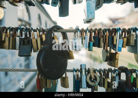 LJUBLJANA, Slowenien - 19. Februar 2017: Liebe Vorhängeschlösser auf Metzgerei-Brücke in Ljubljana - Steg über den Fluss Ljubljanica die Hauptstadt des Sl Stockfoto