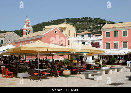 Cafés und Restaurants in der Stadt der wichtigste Platz von Gaios, Paxos, Ionische Inseln, griechische Inseln, Griechenland Stockfoto