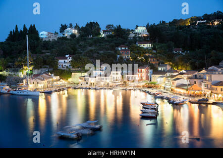 Blick über Hafen bei Nacht, Loggos Paxos, Ionische Inseln, griechische Inseln, Griechenland Stockfoto