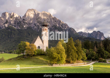 Die Kirche San Costantino in den Dolomiten, Italien Stockfoto