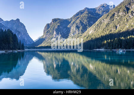 Lago di Dobbiaco (Toblacher See) in den italienischen Dolomiten, Südtirol, Italien Stockfoto
