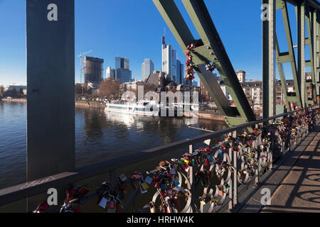 Eiserner Steg, Eisernen Steg mit Blick zum Finanzviertel, Frankfurt am Main, Hessen, Deutschland Stockfoto