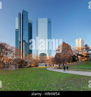 Taunusanlage Park mit Deutsche Bank und Opernturm Wolkenkratzer, Frankfurt am Main, Hessen, Deutschland Stockfoto