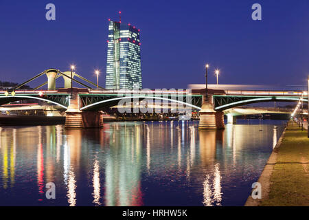 Blick über Mains Ignatz Bubis-Brücke und die Europäische Zentralbank, Frankfurt am Main, Hessen, Deutschland Stockfoto