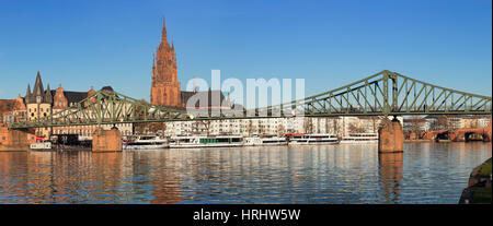 Blick über Mains eiserne Fußgängerbrücke Eiserner Steg und Kathedrale der Kaiserdom St. Bartholomäus, Frankfurt am Main, Hessen, Deutschland Stockfoto