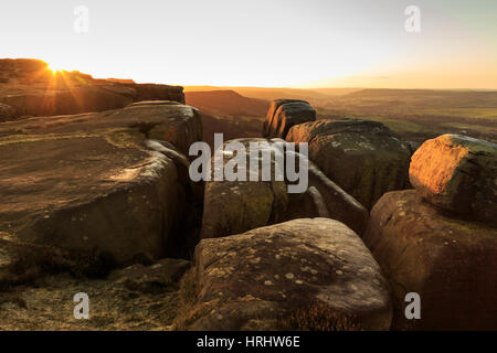 Curbar Kante, bei Sonnenaufgang an einem frostigen Wintermorgen, Peak District National Park, Derbyshire, England, Vereinigtes Königreich Stockfoto