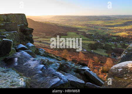 Curbar Kante, bei Sonnenaufgang an einem frostigen Wintermorgen, Peak District National Park, Derbyshire, England, Vereinigtes Königreich Stockfoto