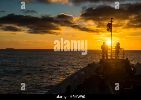 Touristen stehen auf dem Vorschiff einer Kreuzfahrt Schiff den Sonnenuntergang, Süd-Orkney-Inseln, Antarktis, Polarregionen Stockfoto