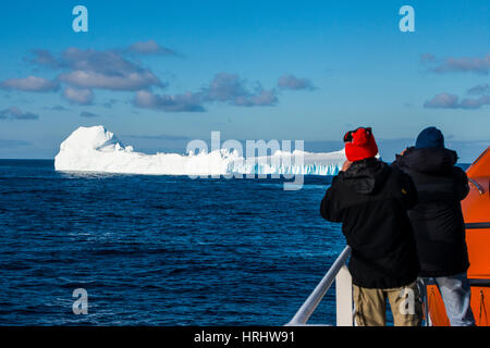 Touristen, die gerade in den polaren Regionen Süd-Orkney-Inseln, Antarktis, schwimmenden Eisberg Stockfoto