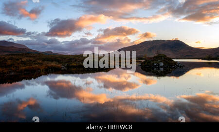 Blick auf den Sonnenuntergang über Lochain Na h'achlaise in der Morgendämmerung, Rannoch Moor, Highland, Schottland, Vereinigtes Königreich Stockfoto