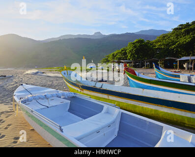 Traditionellen bunten Boote am Strand von Bonete, Ilhabela Island, Bundesstaat Sao Paulo, Brasilien Stockfoto