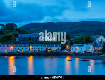 Twilight-Ansicht von Portree, Isle Of Skye, innere Hebriden, Schottland, Vereinigtes Königreich Stockfoto