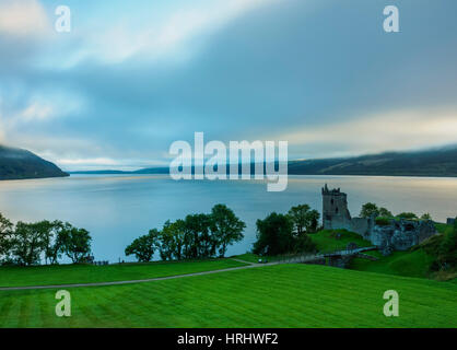 Urquhart Castle und Loch Ness, Highlands, Schottland, Vereinigtes Königreich Stockfoto