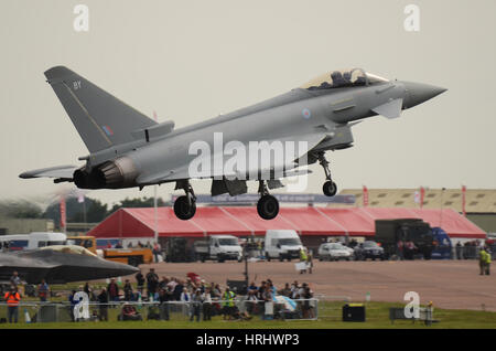 RAF Typhoon FGR4 Jagdflugzeug landet bei der Royal International Air Tattoo, Fairford mit Menschenmenge Stockfoto