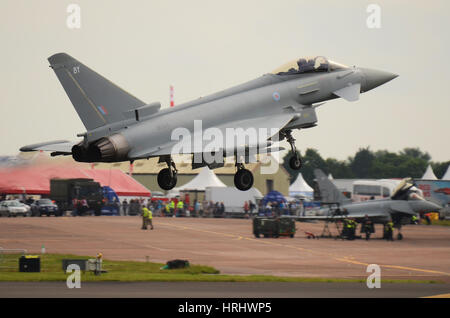 RAF Eurofighter Typhoon FGR4 landet bei der Royal International Air Tattoo, Fairford, Großbritannien Stockfoto