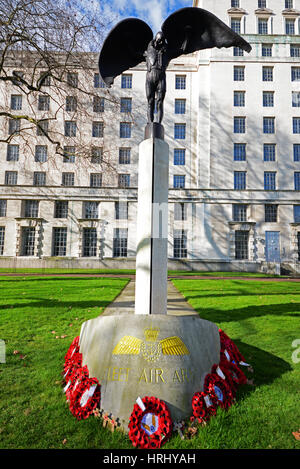 Fleet Air Arm Memorial in Victoria Embankment Gardens vor der MoD-HQ Gebäude, Westminster, London. Bildhauer James Butler Stockfoto