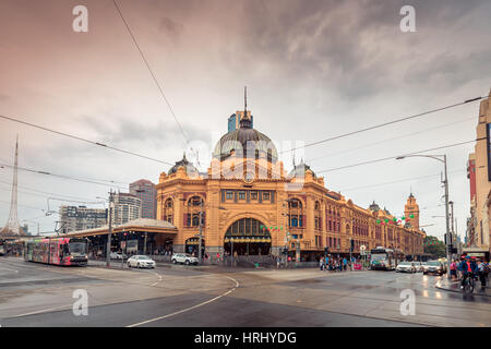 Melbourne, Australien - 27. Dezember 2016: der Bahnhof Flinders Street befindet sich an der Ecke der Flinders und Swanston Street direkt in den Cent Stockfoto