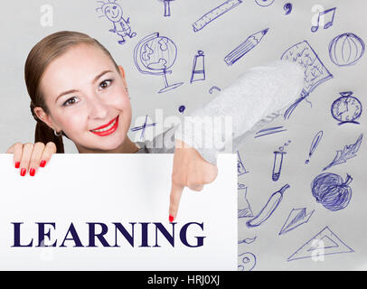 Junge Frau mit Whiteboard mit dem Wort schreiben: lernen. Technik, Internet, Wirtschaft und marketing Stockfoto