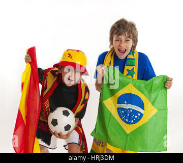 Fußball-Fans aus Verscheidenen Ländern, Fussballfans aus Verschiedenen Laendern Mit Fahne Und Fussball Stockfoto