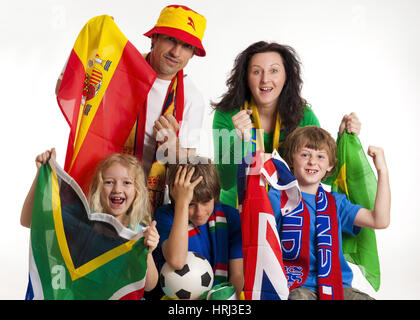 Fußball-Fans aus Verscheidenen Ländern, Fussballfans aus Verschiedenen Laendern Mit Fahne Und Fussball Stockfoto