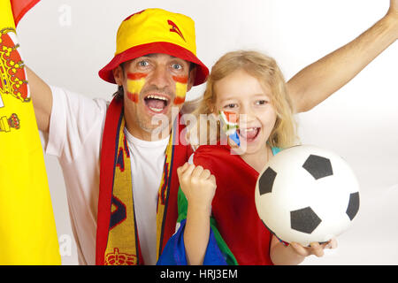 Fußball-Fans aus Verscheidenen Ländern, Fussballfans aus Verschiedenen Laendern Mit Fahne Und Fussball Stockfoto