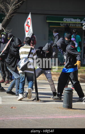 Eine Gruppe von Demonstranten, die Schäden auf der Straße während eines Streiks der Studenten in der Innenstadt von Santiago, Chile. Stockfoto