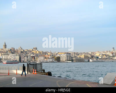 Ein Mann zu Fuß entlang des Bosporus in Istanbul, Türkei. Stockfoto