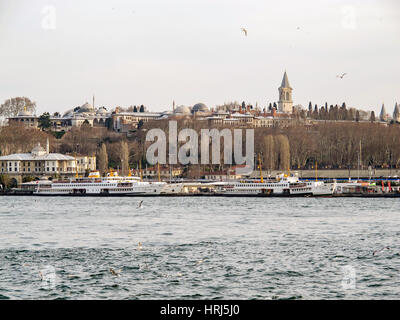 Eine Ansicht des Topkapi-Palastes aus über den Bosporus an einem Wintertag. Stockfoto