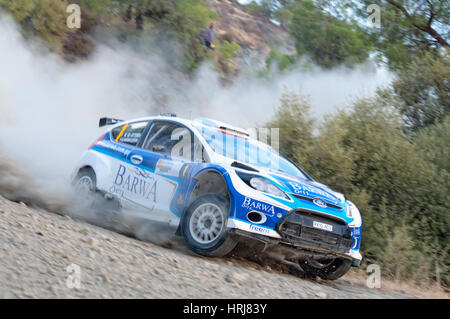 LIMASSOL, Zypern - 7 NOVEMBER: Fahrer Nasser Al-Attiyah (Qa) und Co-Pilot Giovanni Bernacchini (i) Ford Fiesta S2000 bei Rallye Zypern selbst fahren Stockfoto