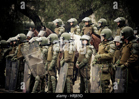 Eine Linie der chilenischen Polizei Demonstranten während einer Demonstration in der Innenstadt von Santiago, Chile zu beobachten. Stockfoto