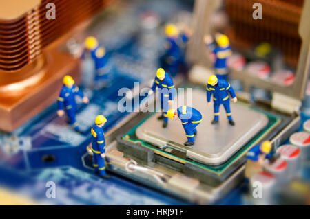 Miniatur-Arbeiter Computer Motherboard Reparatur Stockfoto