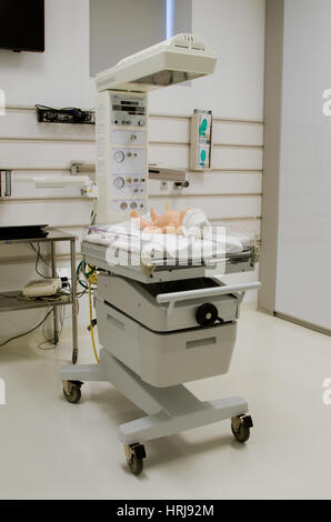 Neonatale Erwärmung Tabelle in einem simulierten Medical Center Stockfoto