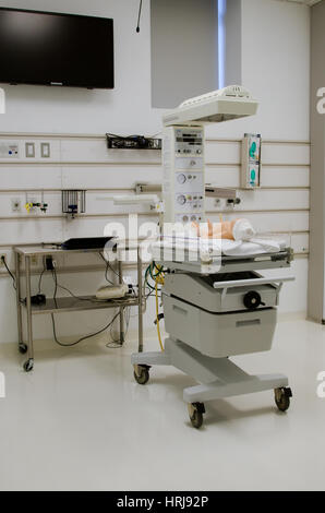 Neonatale Erwärmung Tabelle in einem simulierten Medical Center Stockfoto